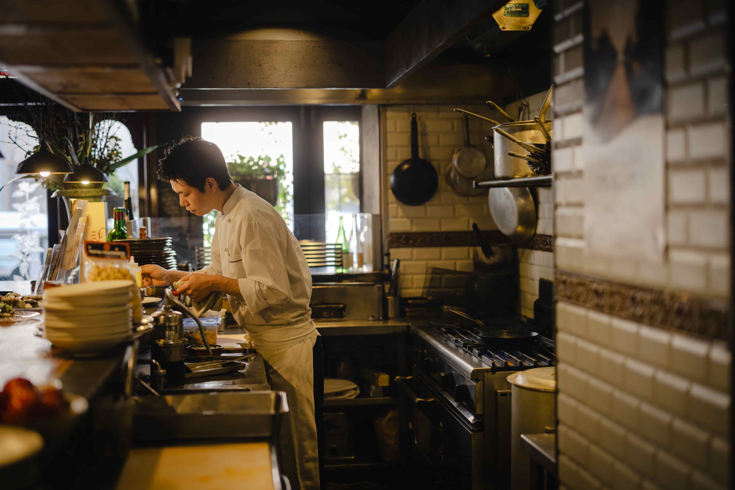 女川の食材を調理する佐藤シェフ